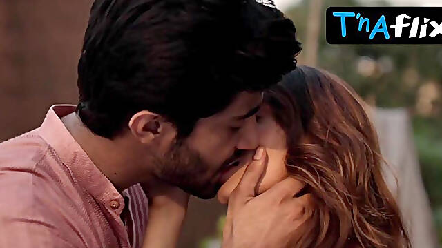 Anushka Sen Sexy Scene in Dil Dosti Dilemma