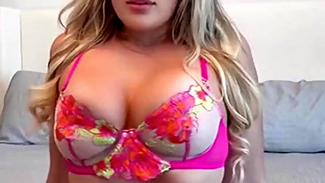 Mia Brookes Fucks Her Pussy With A Dildo
