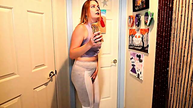 Girls desperate to pee wetting her jeans panties