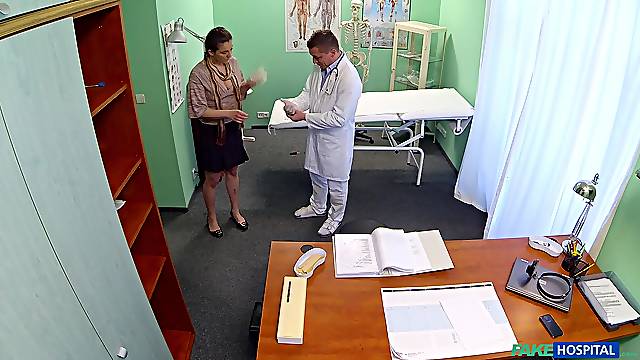 Trimmed pussy amateur Valentina Ross fucked on the hospital table