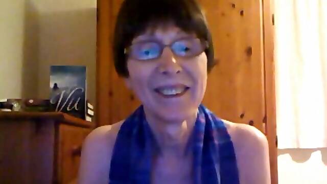 BRITISH PROSTITUTE SUSAN GILES GIVES ADVISE TO ALL HORNY LADIES ABOUT TOYS AND INSERTIONS !