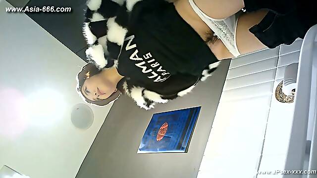 Chinese girls go to toilet.185