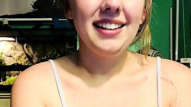 Big boob brunette masturbates on webcam