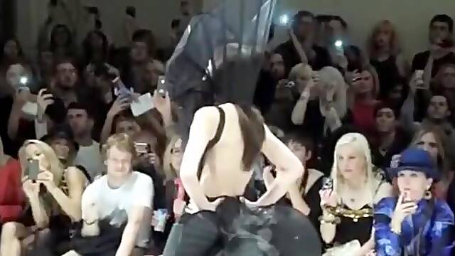Naked on Stage-022 V10