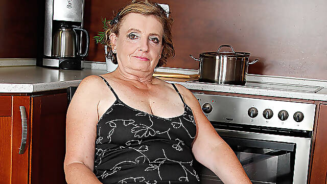 Naughty Mature Lady Playing In The Kitchen - MatureNL