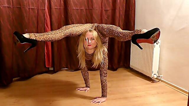 Flexible Dance Show - Watch4Fetish