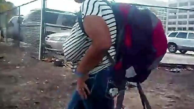 Gorda tetuda en la calle