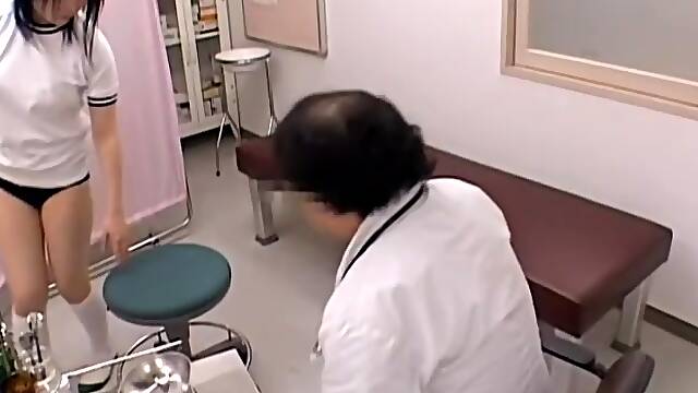 Sexy asian cunt fingered by the doctor in real gyno video