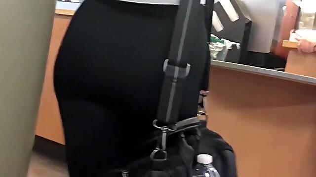 Young teen big spandex ass candid