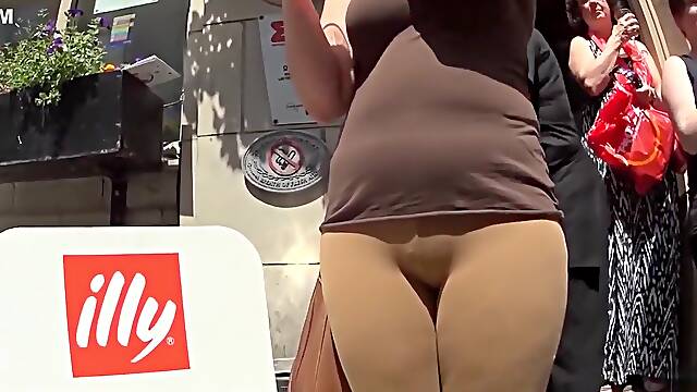 Blonde dish has her cameltoe caught on tape