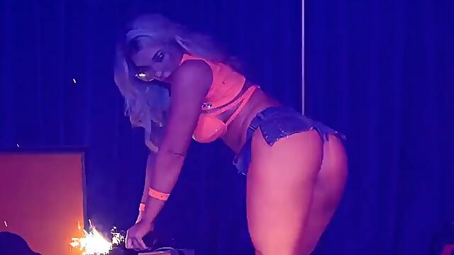 Miss Nude Australia Contestant