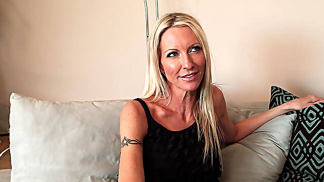 Delivery man Sonny Hicks is fucked horny client Emma Starr to get the chance to audition
