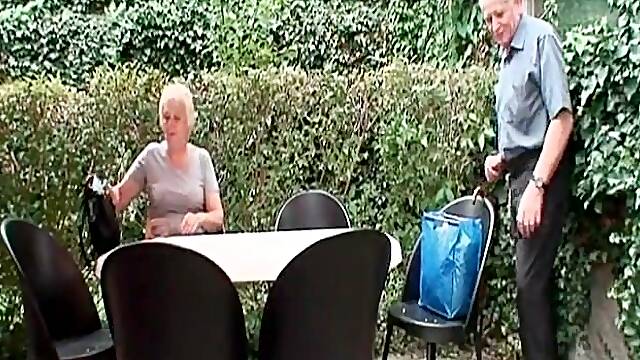 Mature slut piss and gives head