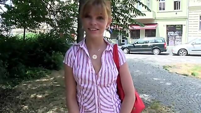 Albetzas Constricted Shaven Cunt Gets Screwed Doing The Splits