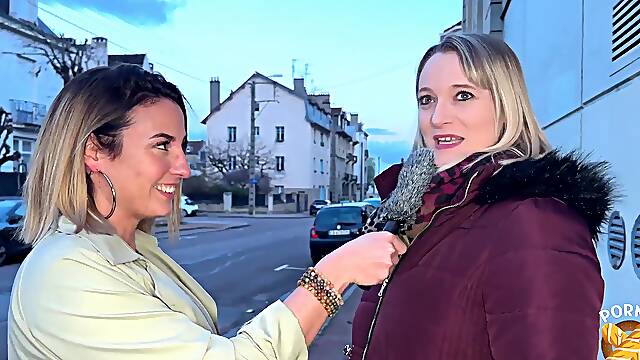 Busty women Kelly and Pam share a penis