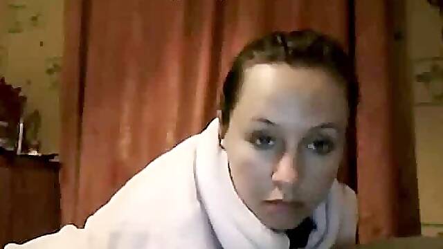 RAT Cam – Ukrainian girl rubs her pussy with the pillow