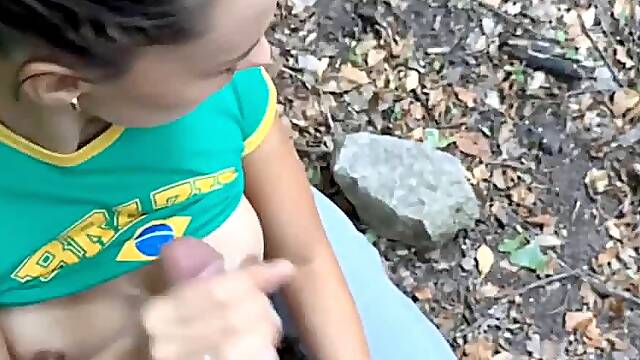 Améne moi baiser dans une foret