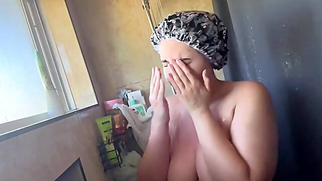 Chubby cutie Vanilla Faith gets soaked in the shower