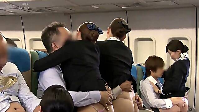 The sense of superiority that can monopolize four beautiful butt CAs is exactly the ultimate. Super VIP service on charter flights!