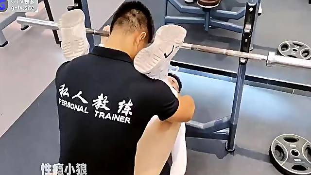 Fitness coach fucks student 健身教练猛操学员