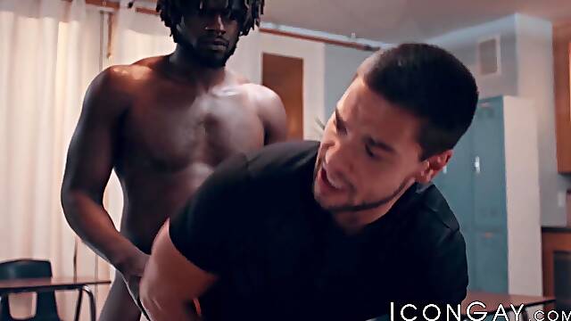 BBC hunk Devin Trez drills Aspen bareback after rimming