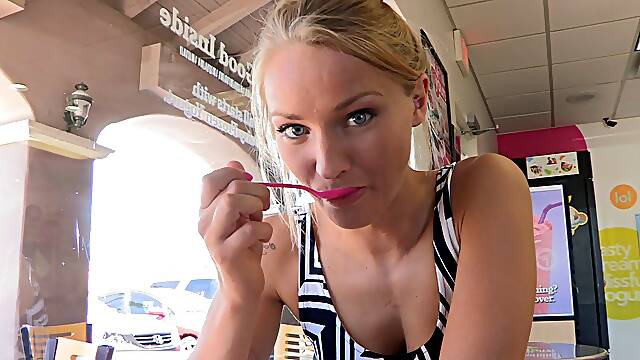 Chick with the prettiest face penetrates her snatch with a banana