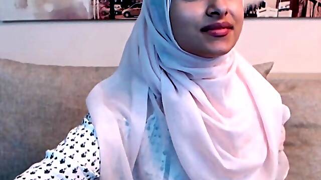 Amateur beautiful big ass arab teen camgirl posing in front of the webcam