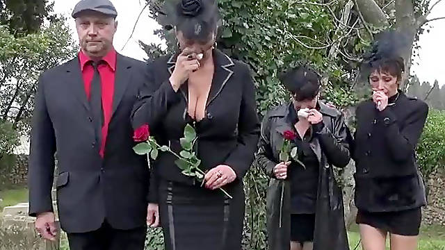 French mature woman in sexy stockings got deep anal