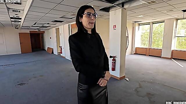 Real Estate Agent Cheats On Boyfriend, Gets Anal Screwed During Visit By Fake Clients !!!