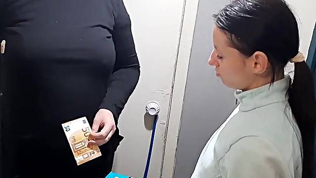 I thanked the delivery angel for a large discount (with impure sex and Russian conversations)