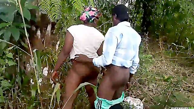 2 lovers caught banging in the bush on Sunday