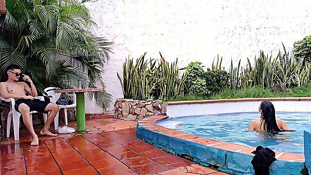 MADRASTRA INVITES HER TO THE POOL TO SCREW