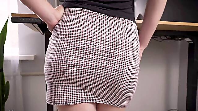 Milf assistant In Tight Skirt Teases Her Visible panty Line