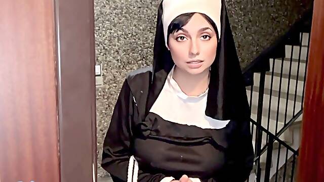 SESSO sul tavolo con SUORA TETTONA BLASFEMA sborrata sulla figa