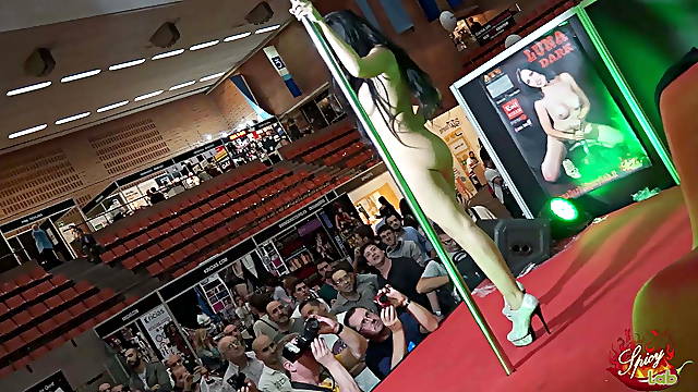 Brutal sex on public stage, no stop ogasms and squirting