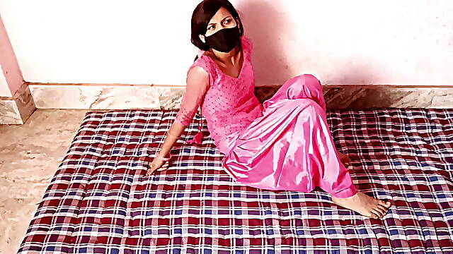 Wife ko chote bhai se chudte huye pakda or sath Milkar Choda