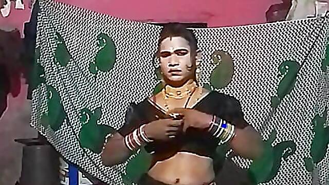 Maduri bhabhi wearing black sari
