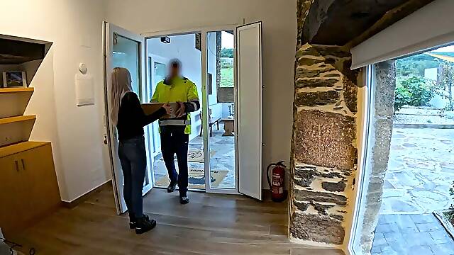 The parcel delivery man comes to bring me a package and I give him a surprise blowjob