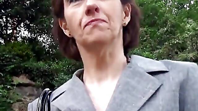 Greedy cougar real estate agent gets her ass pounded to sell faster