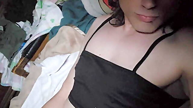 Amateur CD Arexa Cums in own mouth and swallows