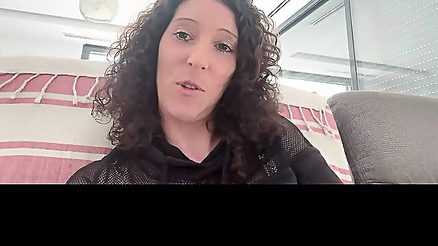 🇫🇷 Misschaudexxx French slut, inflates her pussy with a pump to have a big pussy and a big clitoris.