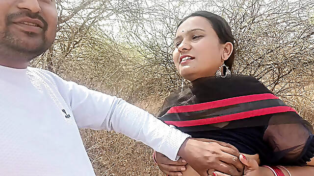 Desi indian Marathi kavita bhabhi fuck with Tatya boyfriend in jungle , riding on dick like whore , give good job in Saree