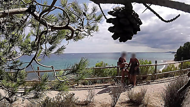 Dick flash - I pull out my cock in front of a French girl on the beach path and she helps me cum in mounth CAUGHT !!!