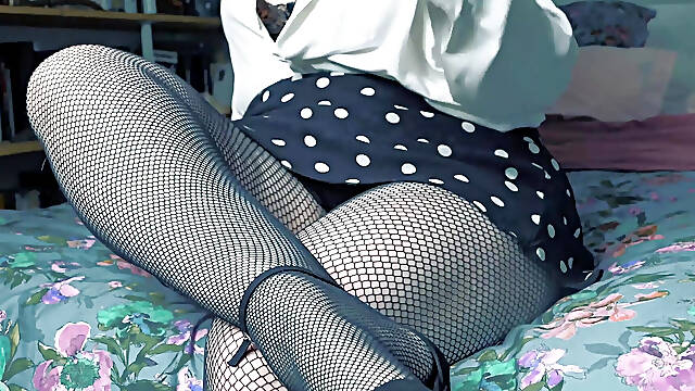 Vends-ta-culotte - Stunning french woman turns you on and control your masturbation