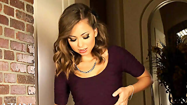 Horny Riley Reid Gives Herself a Hot Orgasm