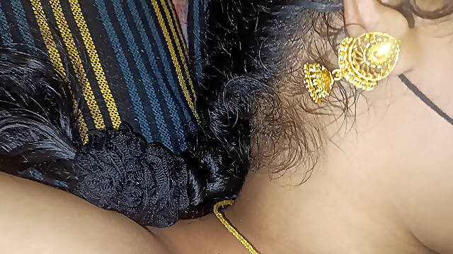 Green colour saree aunty hot romance viral video 3