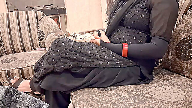 Desi Husband Ne Wife Ki Hot Friend Ko Choda Jab wife ghar pe nhi thi