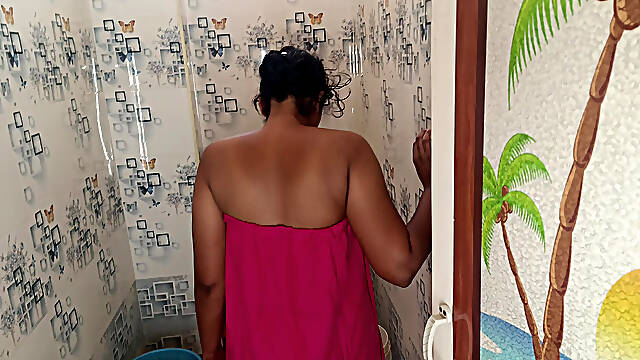 Housewife real bathing viral video