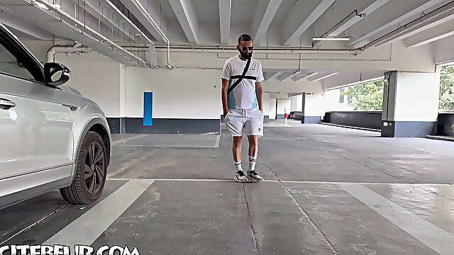 CITEBEUR.com - Bearded Arab gives his big to suck in a parking lot
