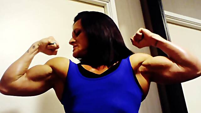 FBB Sexy Muscle Oil Flex in Mirror